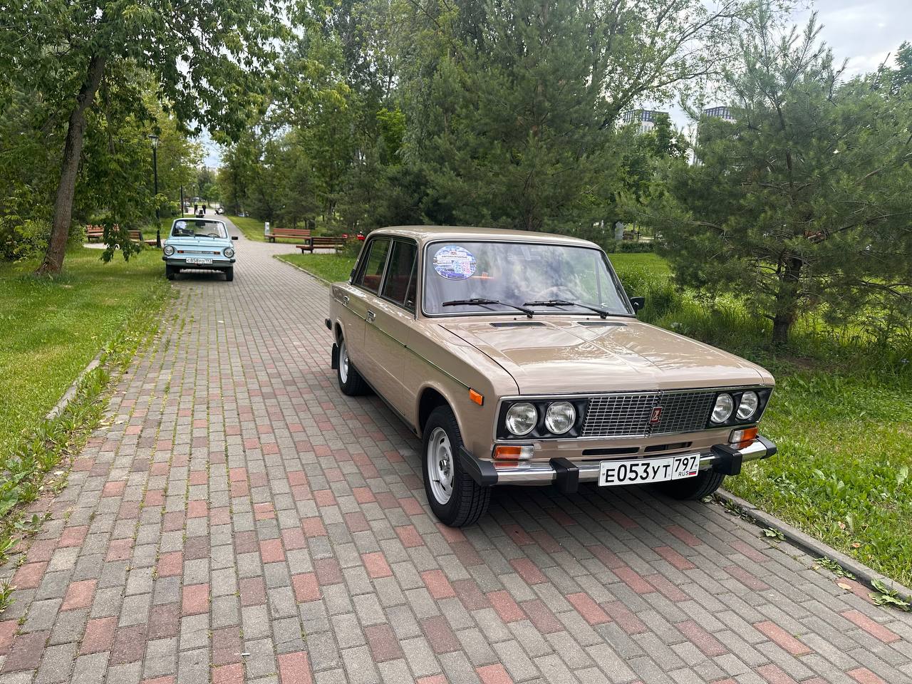 Участники ретро-выставки Classic Touring Cup: ГАЗ Волга и ВАЗ 2106